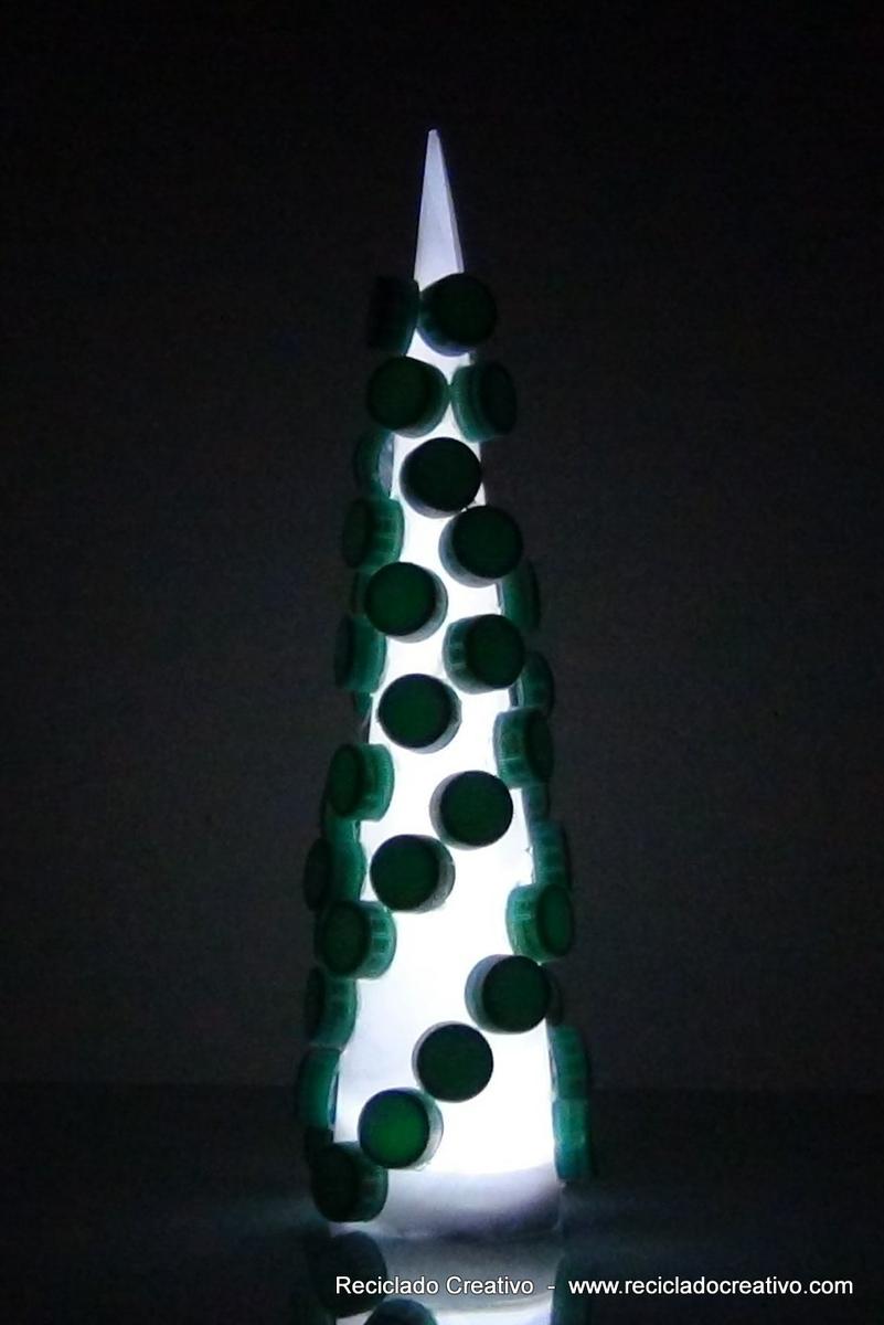 Árbol de Navidad con tapones de botellas de plástico
