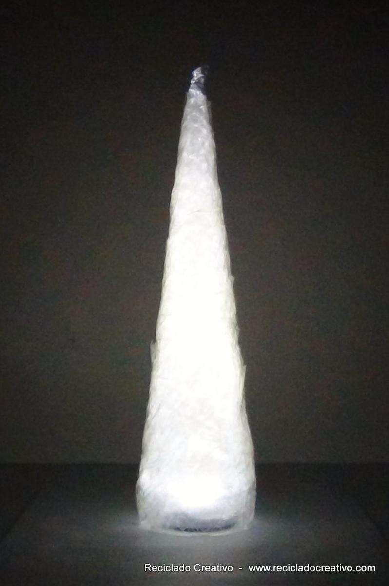 Àrbol de Navidad con papel vegetal y cinta adhesiva