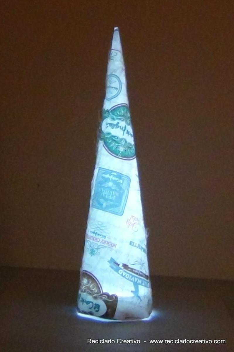 Árbol de Navidad reciclando papel de regalo