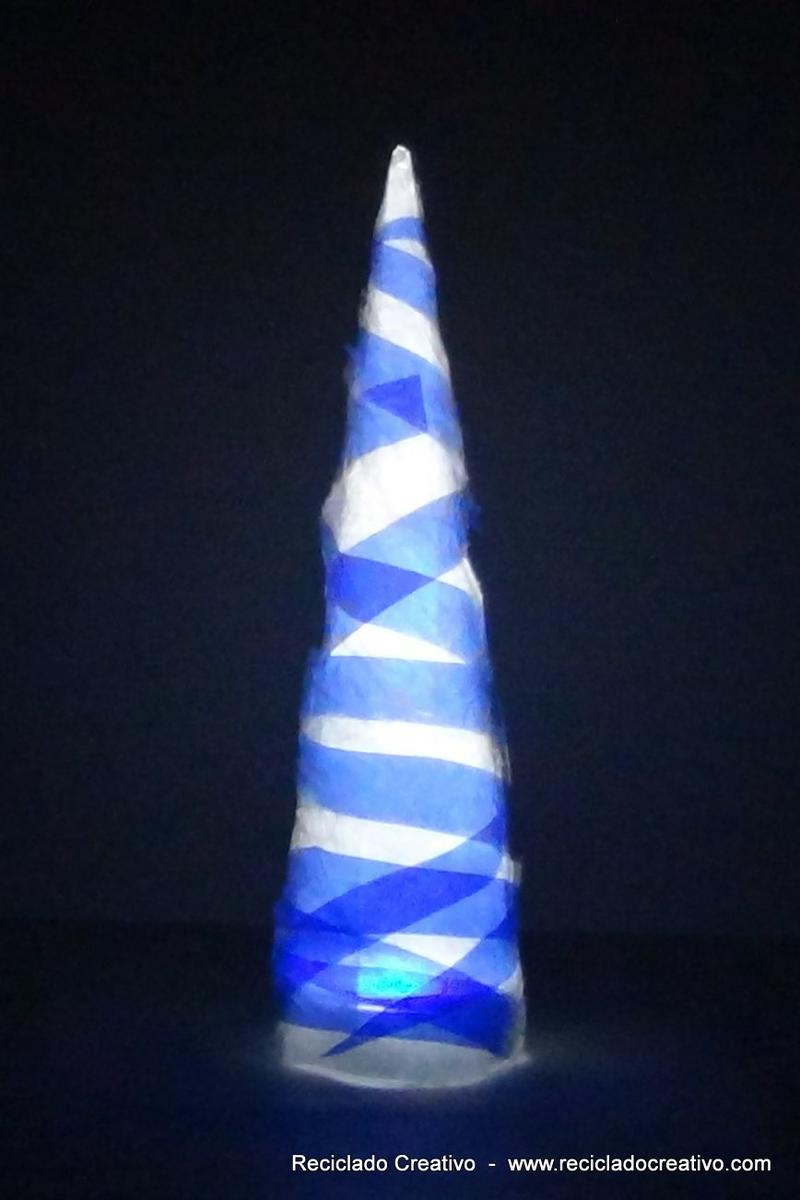 Árbol de Navidad reciclando una botella de plástico. Christmas Tree made recycling a plastic bottle