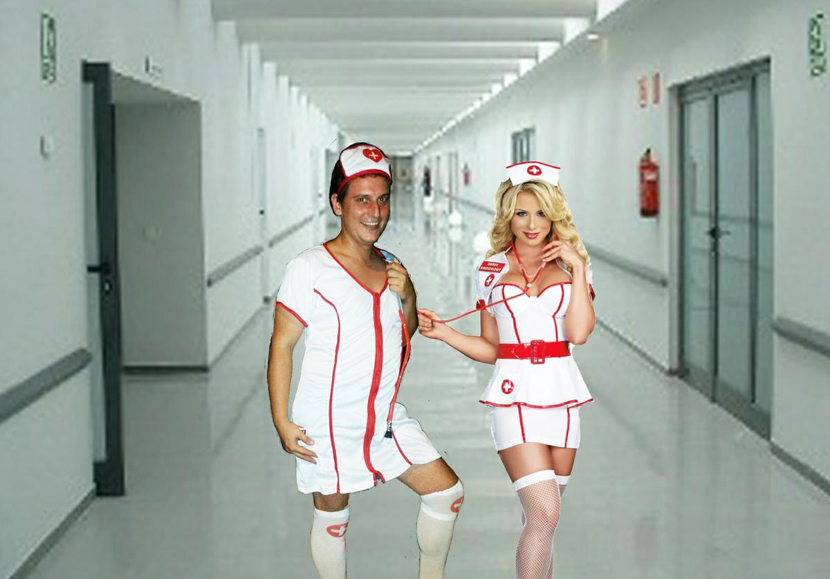 Sito con una compañera de trabajo en el hospital