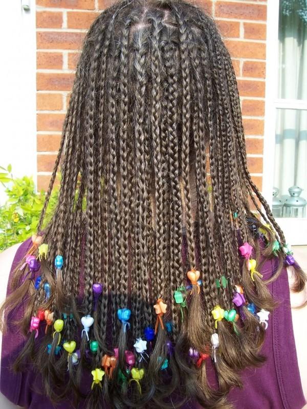 Trenzas africanas con bolitas de colores