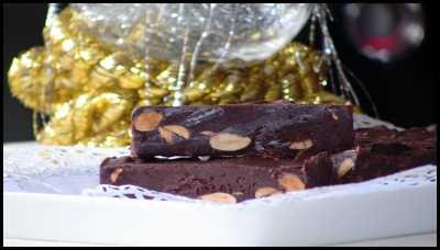 Turrón de chocolate trufado final 002 Turrón de chocolate trufado con almendras