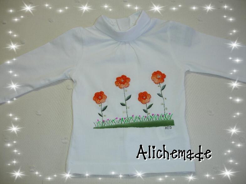 Camiseta con flores naranja de ganchillo y tallos y hojas pintados a mano para niña.
