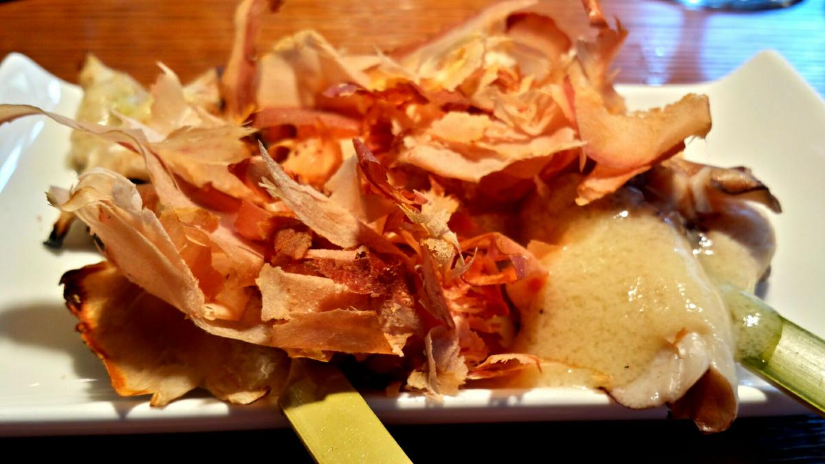 Setas shitake, salsa de ajo y bonito ahumado