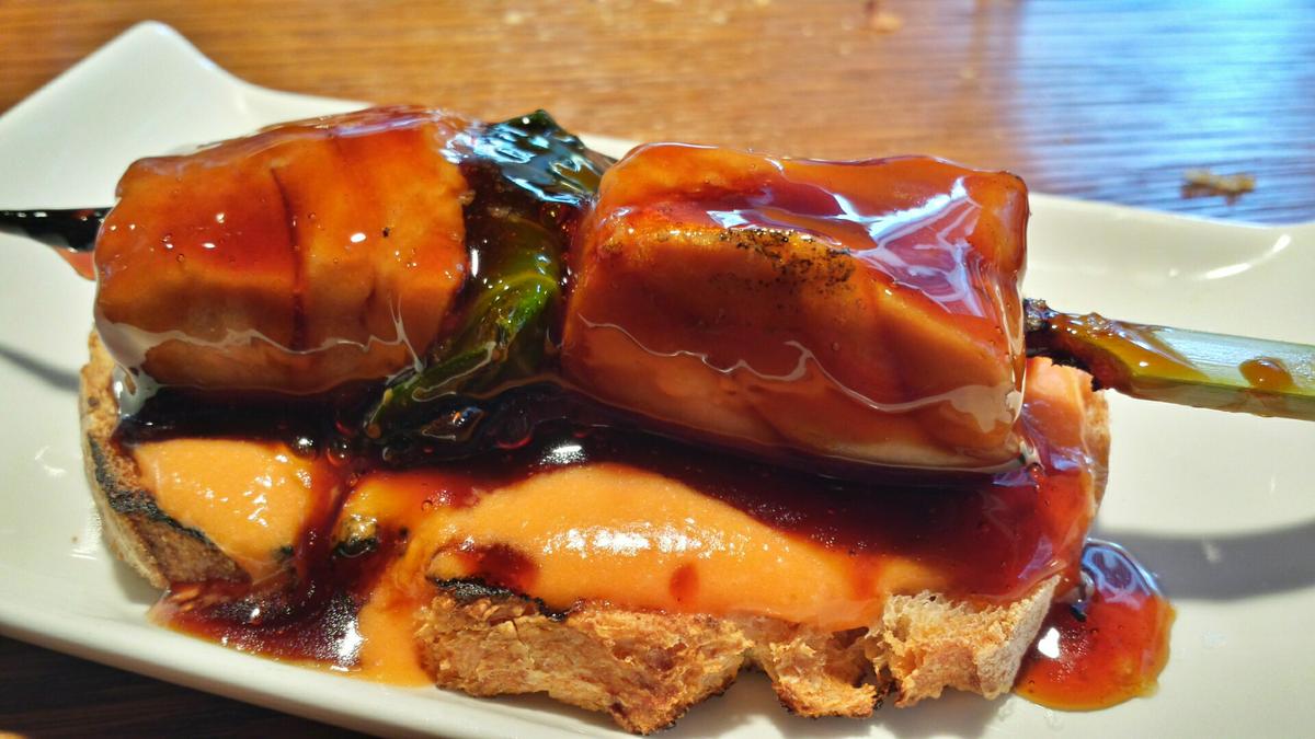 Atún rojo con pack choy sobre salsa de salmorejo