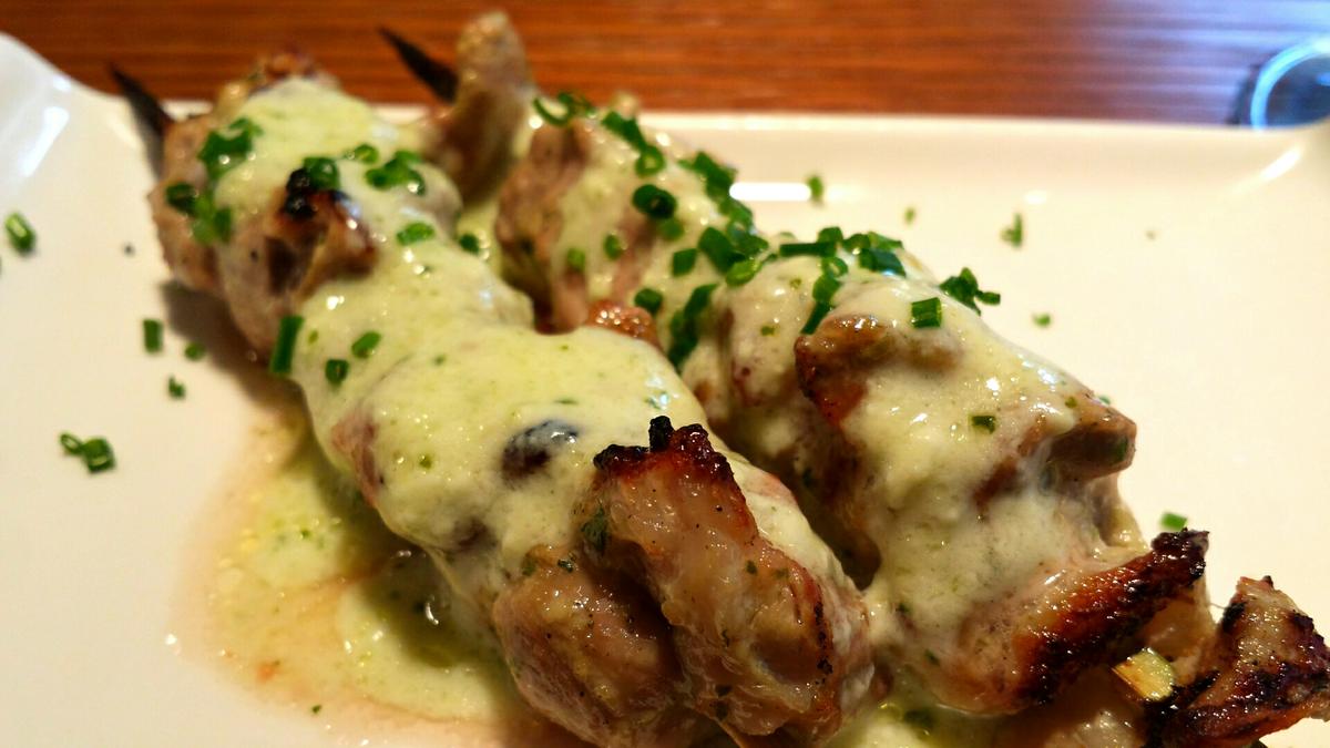 Cordero marinado con salsa de yogur y hierbas