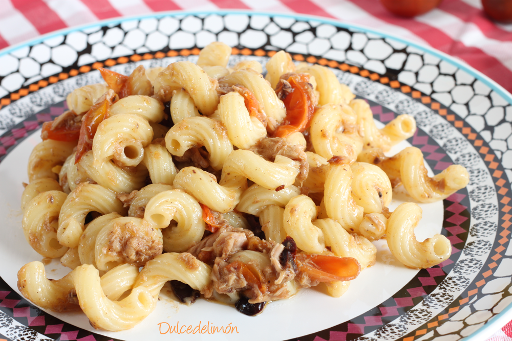 Pasta con atun tomate y olivas