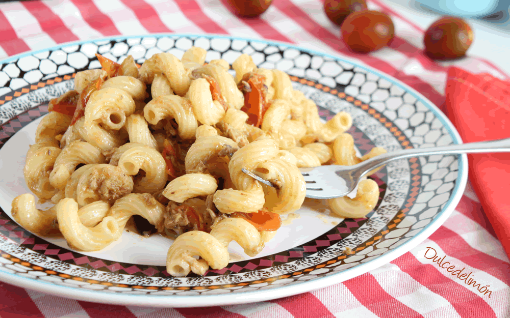 Pasta con atun tomate y olivas