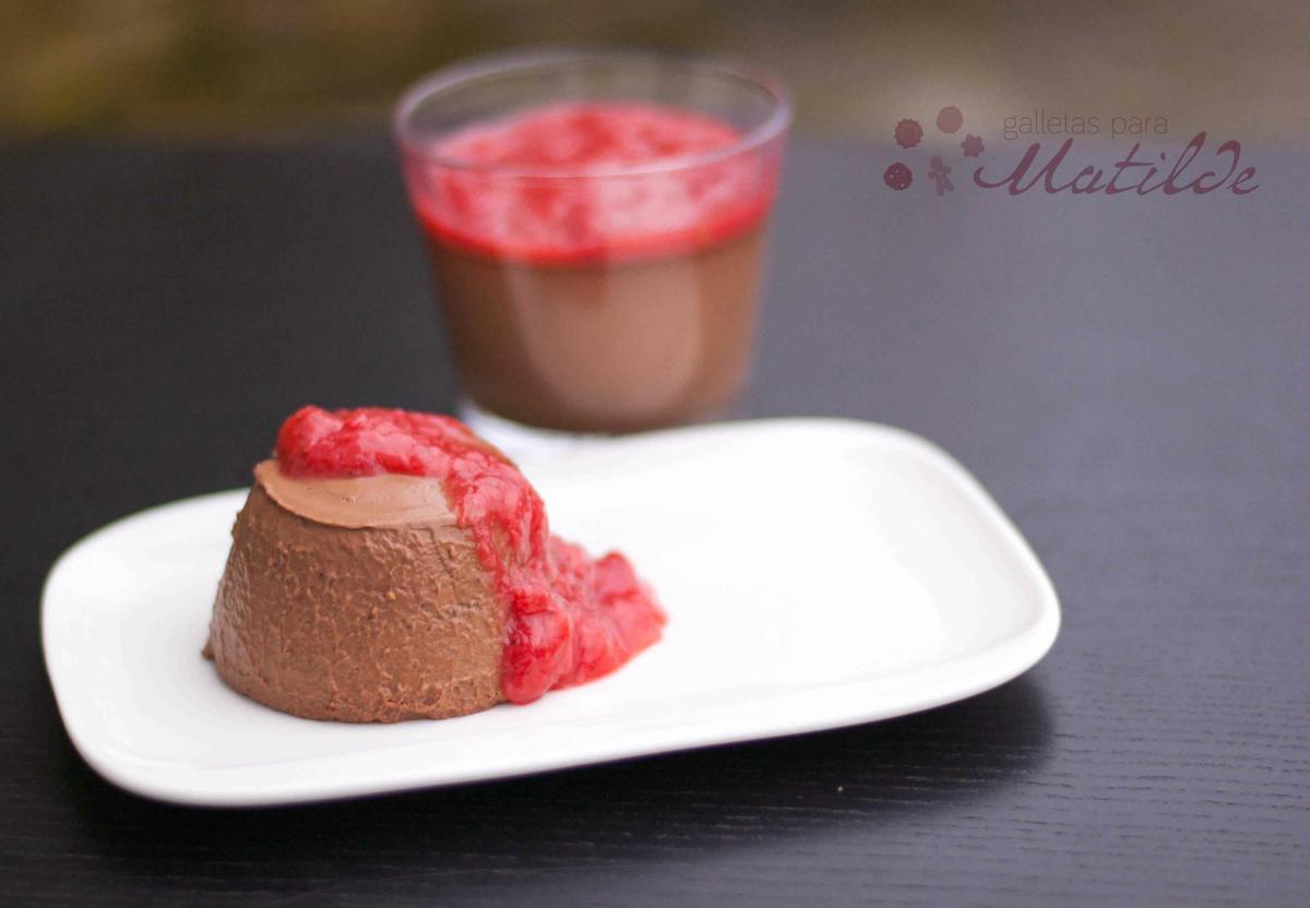 Panna cotta o panacota de chocolate con mermelada de ruibarbo y fresas