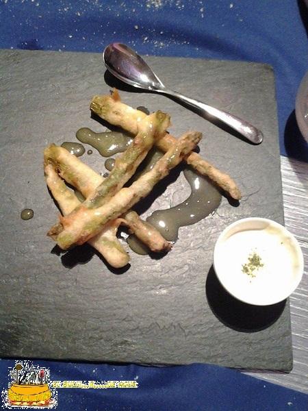 Espárragos en tempura con salsa de cítricos y crema de Idiazabal