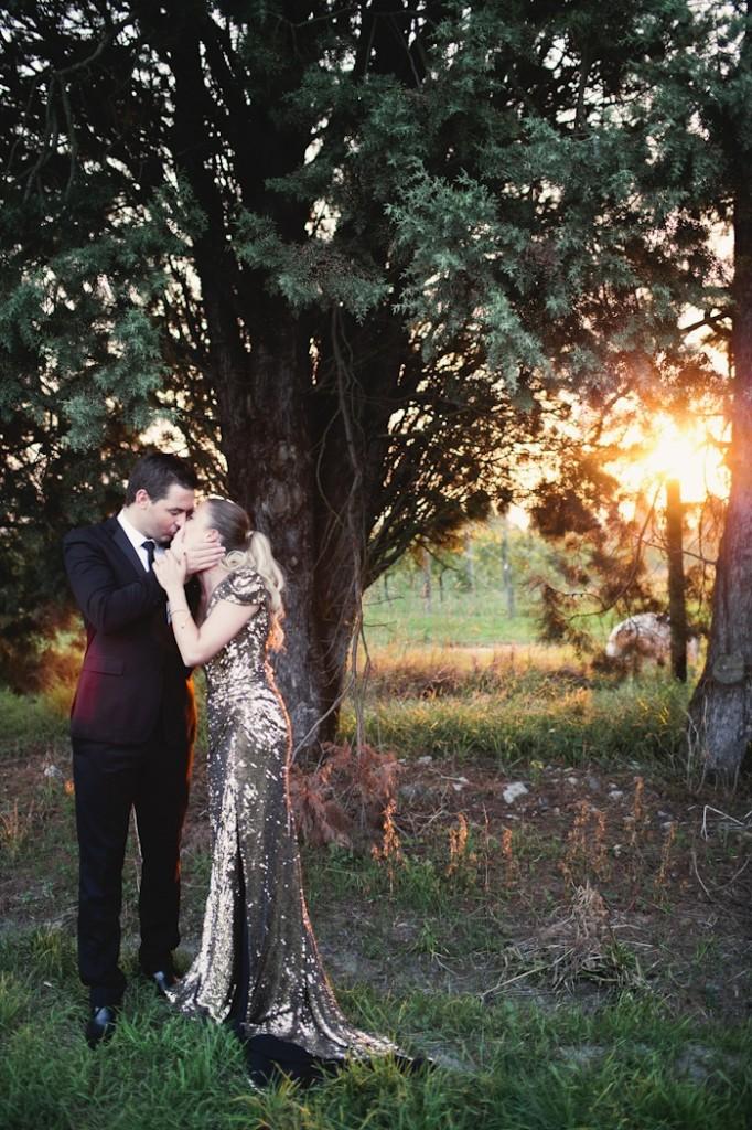 Novia vestida en dorado