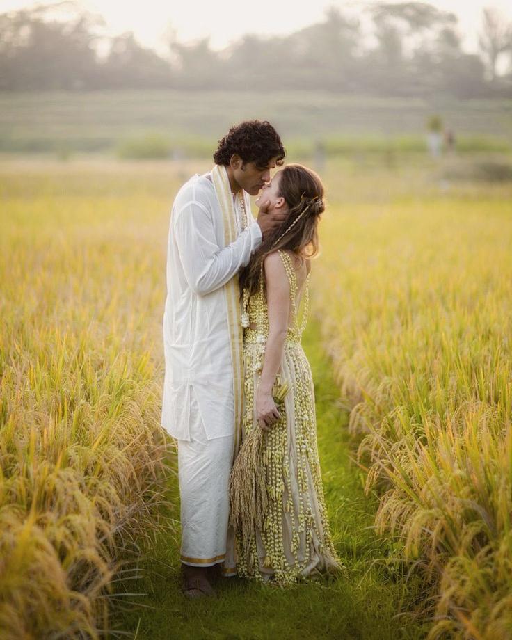 Novia vestida en amarillo