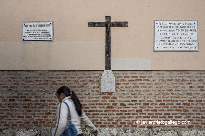 Cruz en la fachada del convento de Santa Teresa con una placa donde se señala el alcance de una riada del Pisuerga. Valladolid. Castilla y León. España © Javier Prieto Gallego