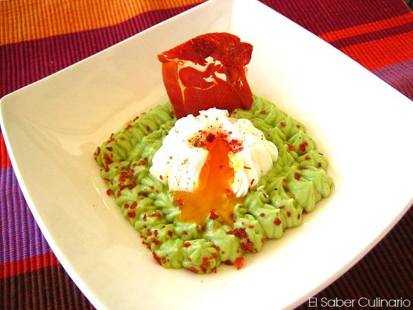 Mousse picantona de aguacate con huevo poché y crujiente de jamón