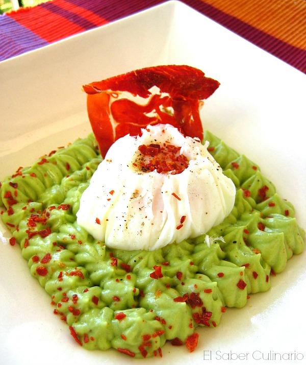 Mousse picantona de aguacate con huevo poché y crujiente de jamón