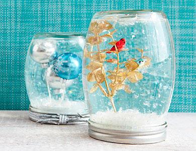 tarros convertidos en bolas de nieve de cristal con adornos