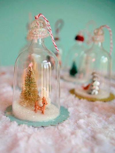 manualidad para hacer bolas de nieve caseras con copas de plástico recortadas