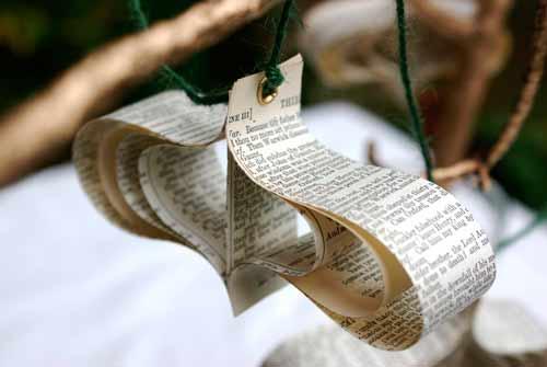 guirnalda con figuras hechas con papel de cerca