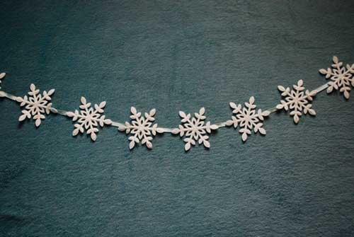 guirnalda con copos de nieve de plástico
