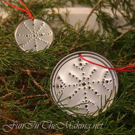 adorno para el árbol de Navidad hecho con la tapa de un bote