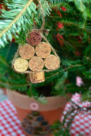 adorno para el árbol de Navidad con corchos