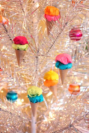 adornos para el árbol de Navidad con papel: cucuruchos