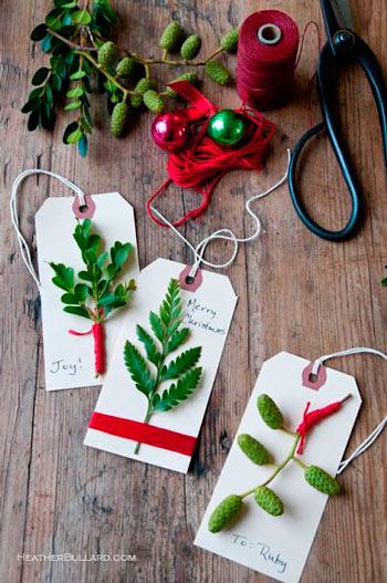 adornos para el árbol de Navidad con papel: etiquetas con hojas