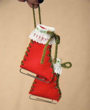 adorno para el árbol de Navidad con papel con fieltro: patines sobre hielo