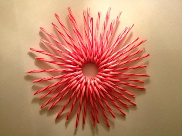 adorno de navidad con bastones de caramelo