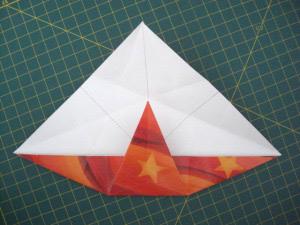 instrucción 3 para hacer una corona navideña de origami