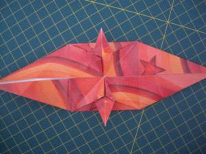 instrucción 10 para hacer una corona navideña de origami