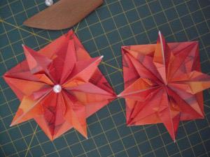 instrucción 11 para hacer una corona navideña de origami