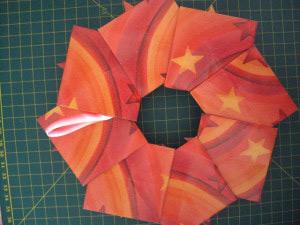 instrucción 13 para hacer una corona navideña de origami