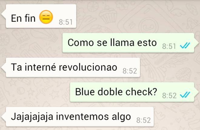 captura de pantalla de conversación de whatsapp con double check azul