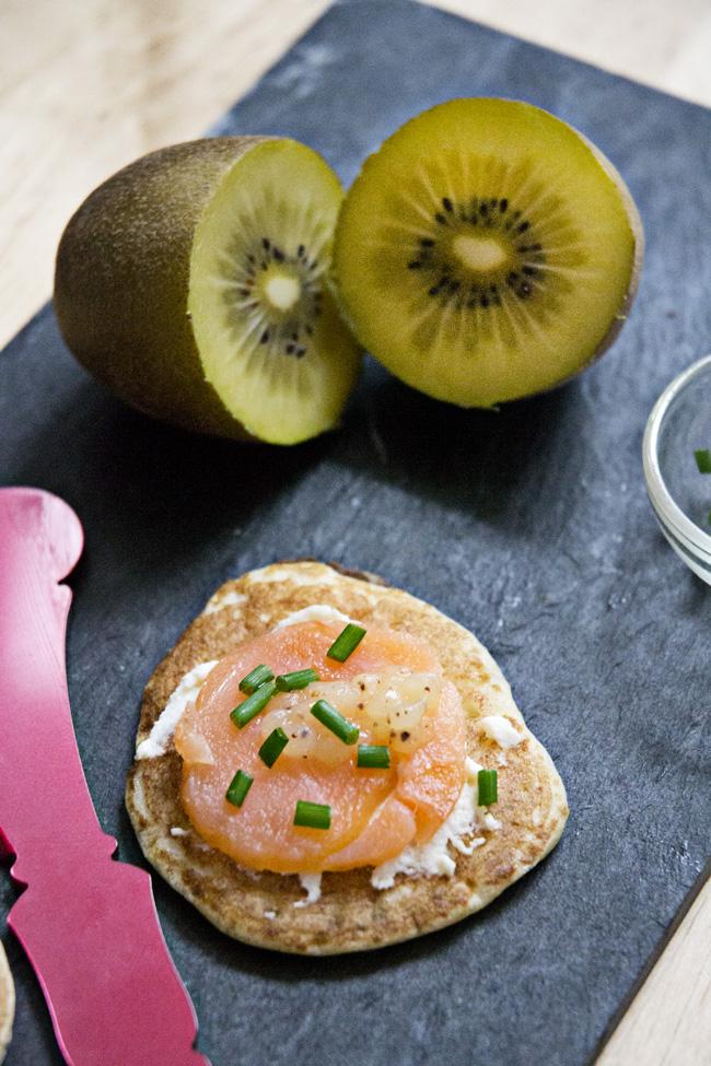 blinis de salmon y kiwi Receta saludable con Zespri Sungold | Blinis con salmón, queso y caviar de kiwi