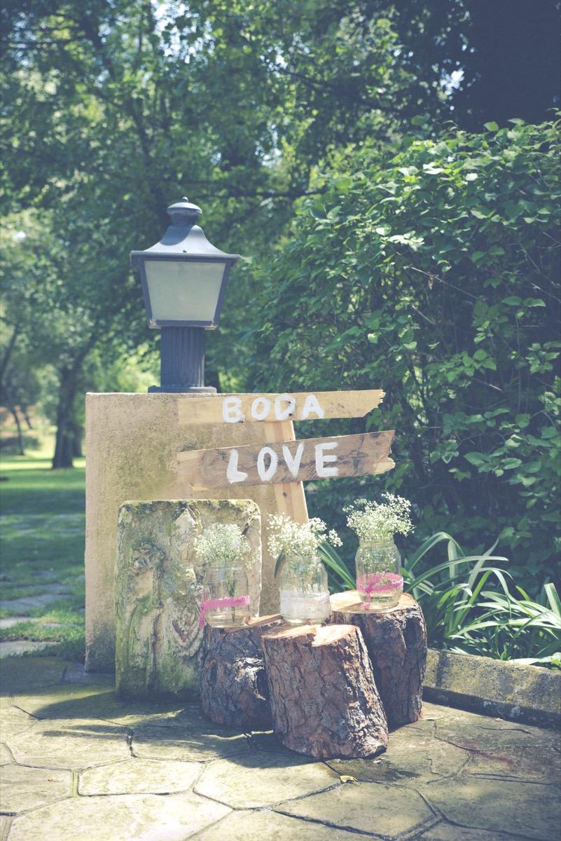 colores-de-boda-20-decoracion-entrada-bienvenida-madera-señaletica