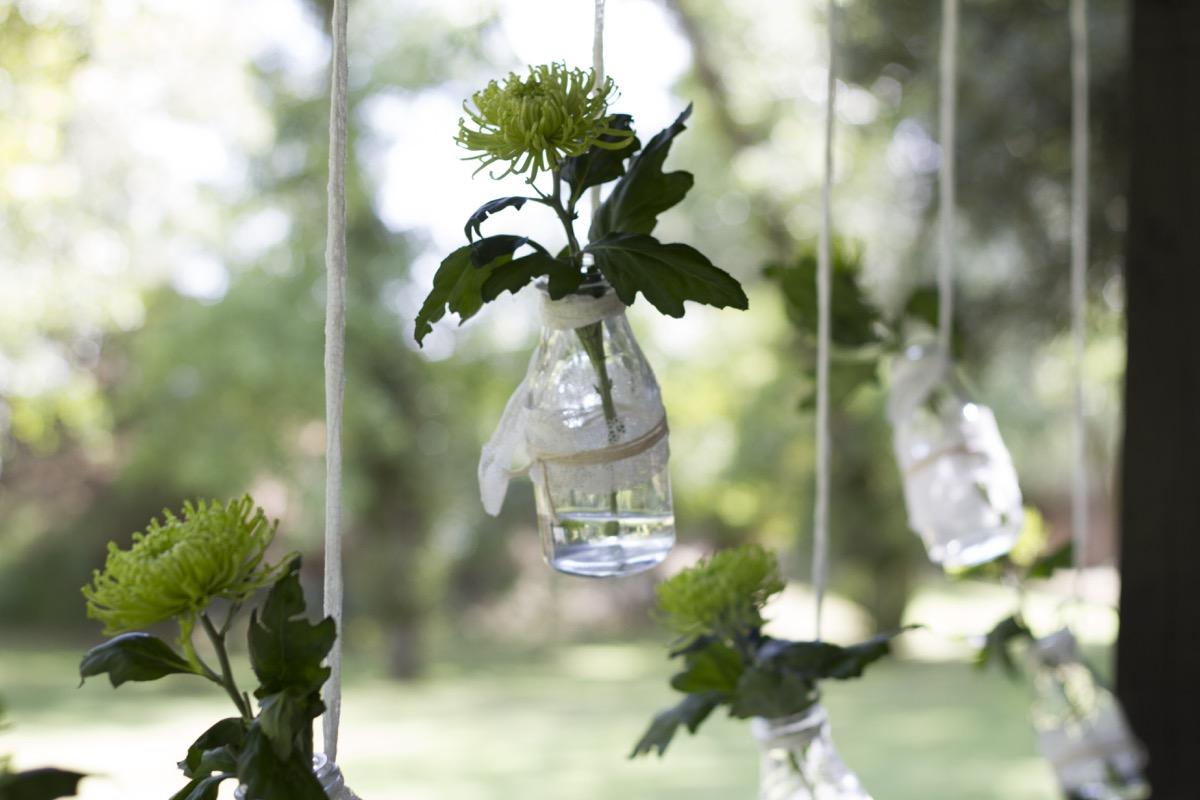 colores-de-boda-28-ceremonia-civil-botellas-colgadas