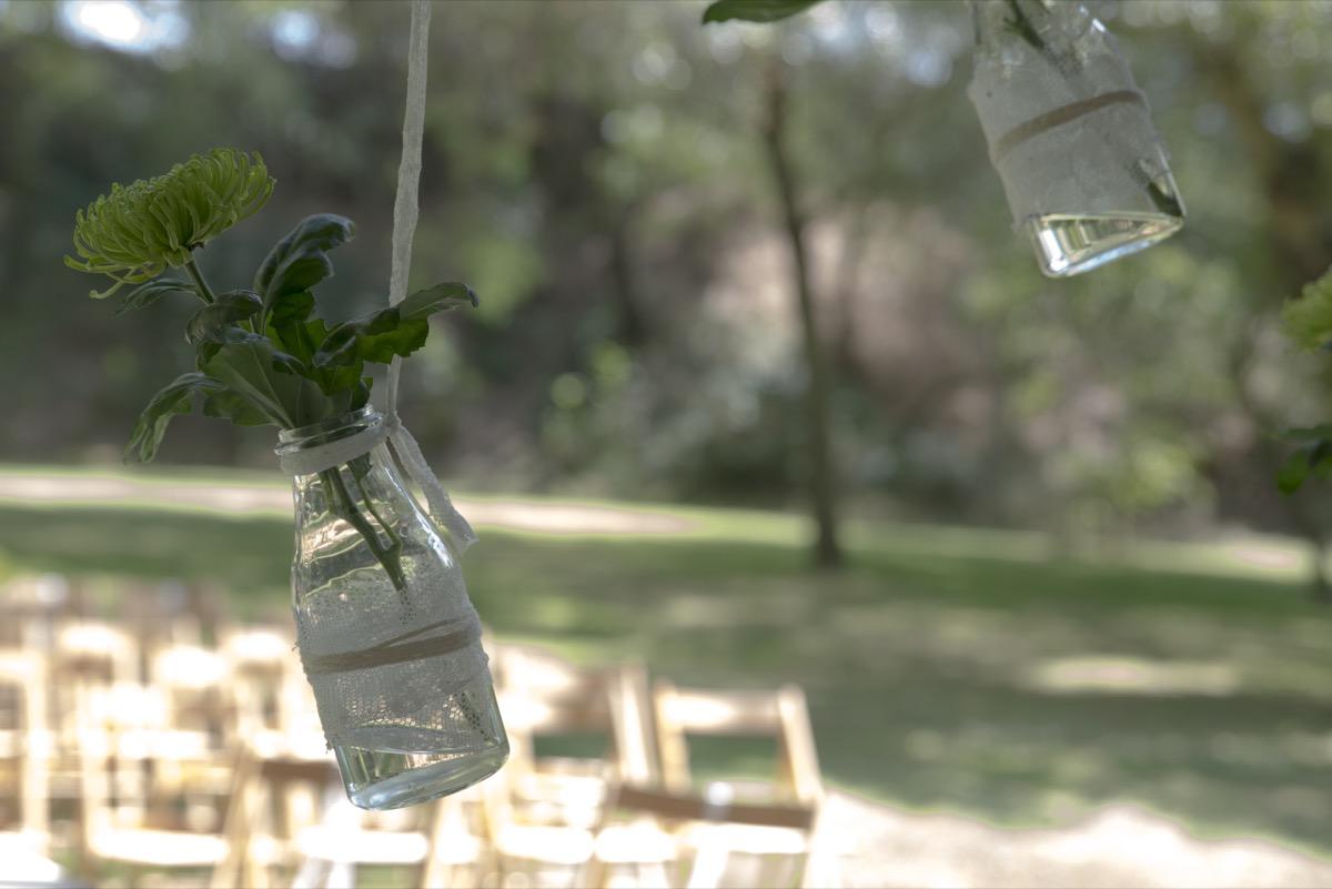 colores-de-boda-38-botellas-suspendidas-ermita-crisantemos