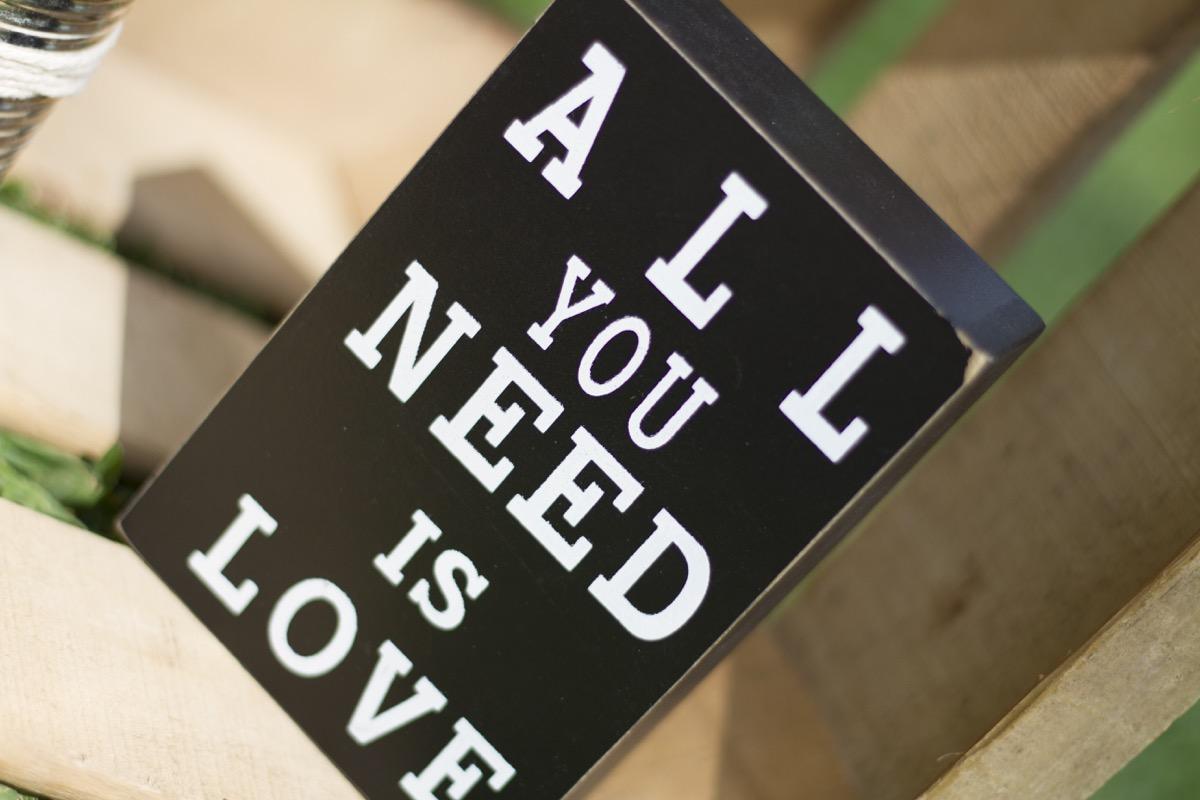 colores-de-boda-53-cajas-seating-plan-ventanas-antiguas