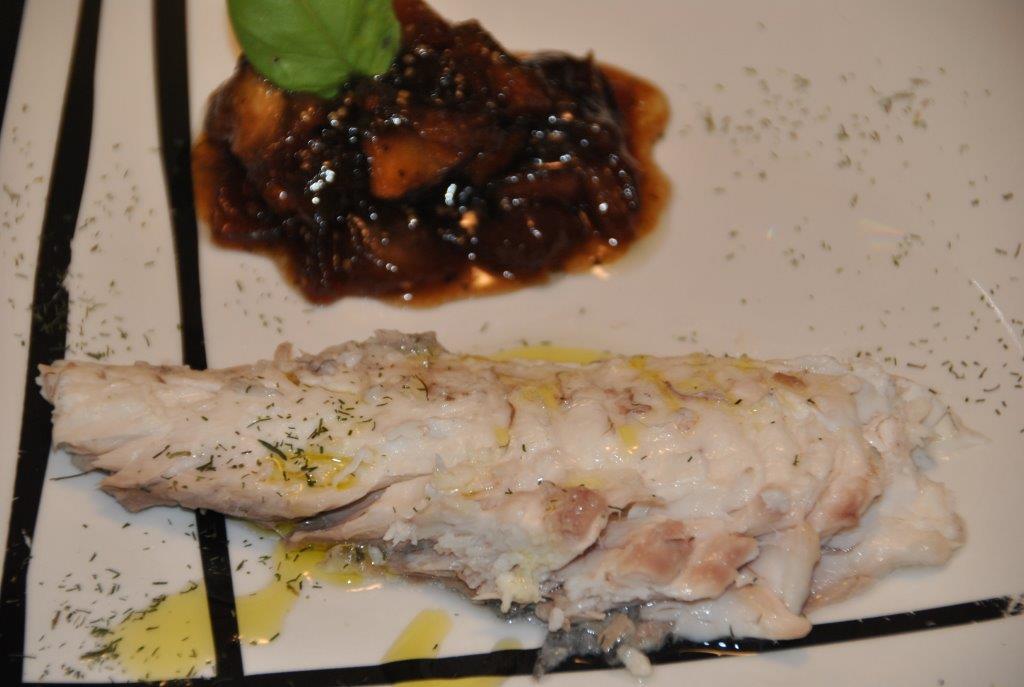 dorada a la sal con chutney de manzanas y physalis