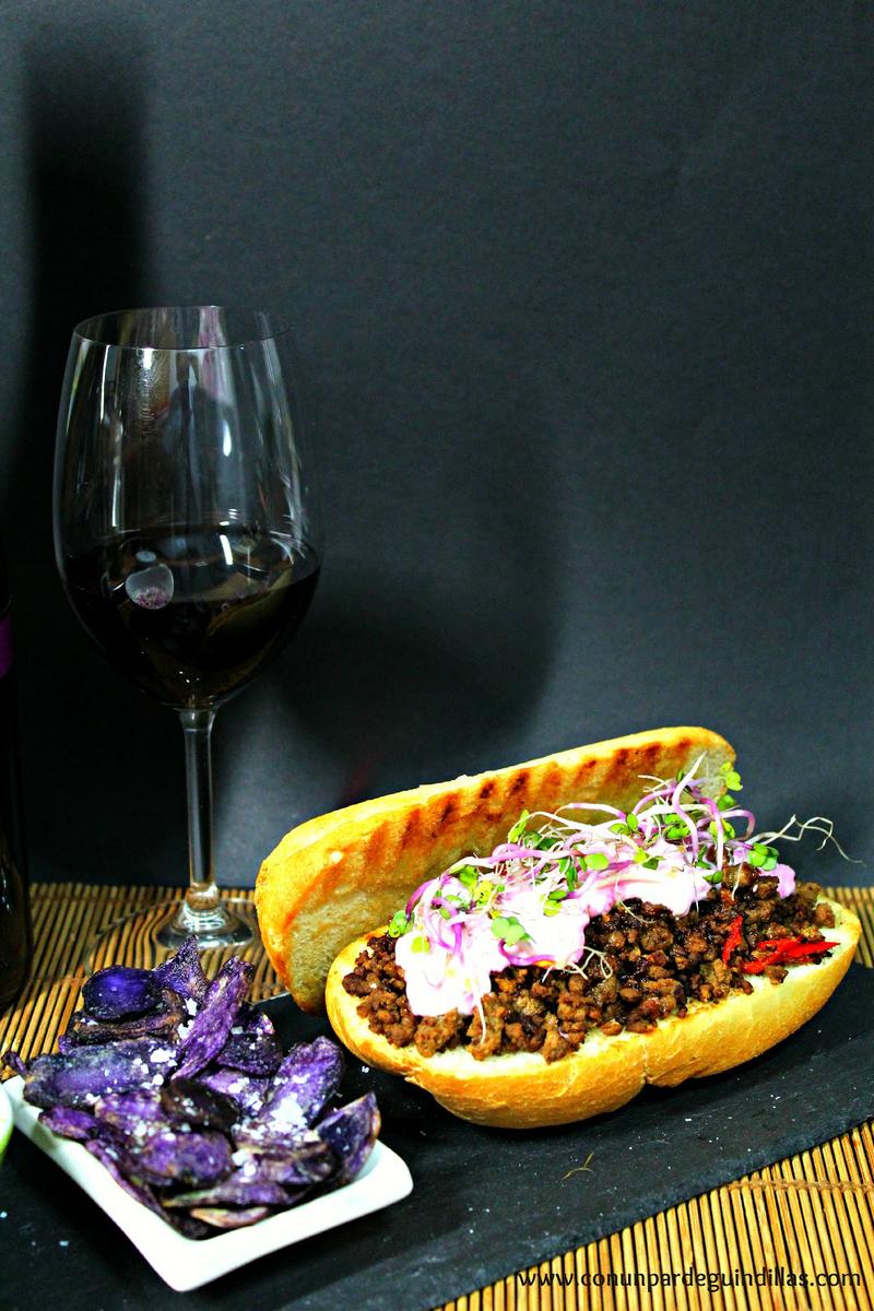 bocadillo de carne picada con salsa de yogur y remolacha