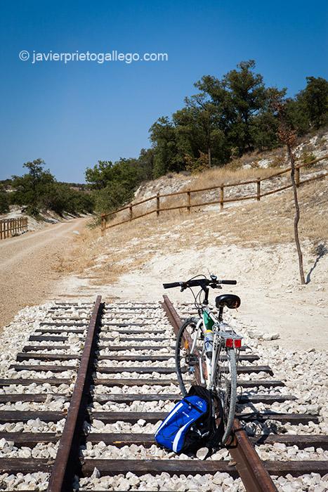 Una viejas vían rinden homenaje al tren que unía Valladolid y Medina de Rioseco en la subida al páramo de Villanubla, cerca de Zaratán. Valladolid. Castilla y León. España © Javier Prieto Galleg