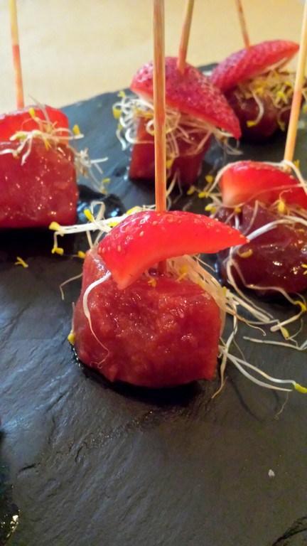 Dados de atún con fresas
