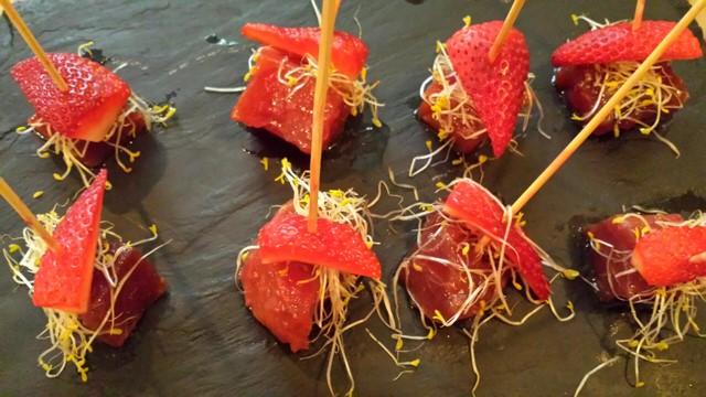 Dados de atún marinados con fresas