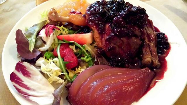 Confit de pato con peras al vino