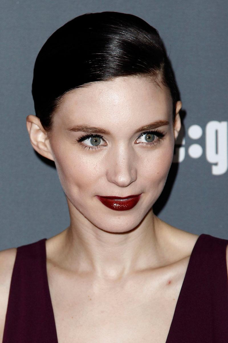 la_nueva_tendencia_son_los_labios_burdeos_357545657_800x1200