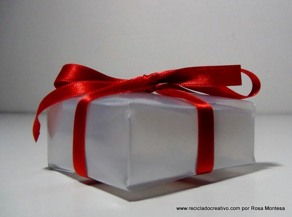 Cómo hacer una caja cuadrada con una botella de plástico reciclada