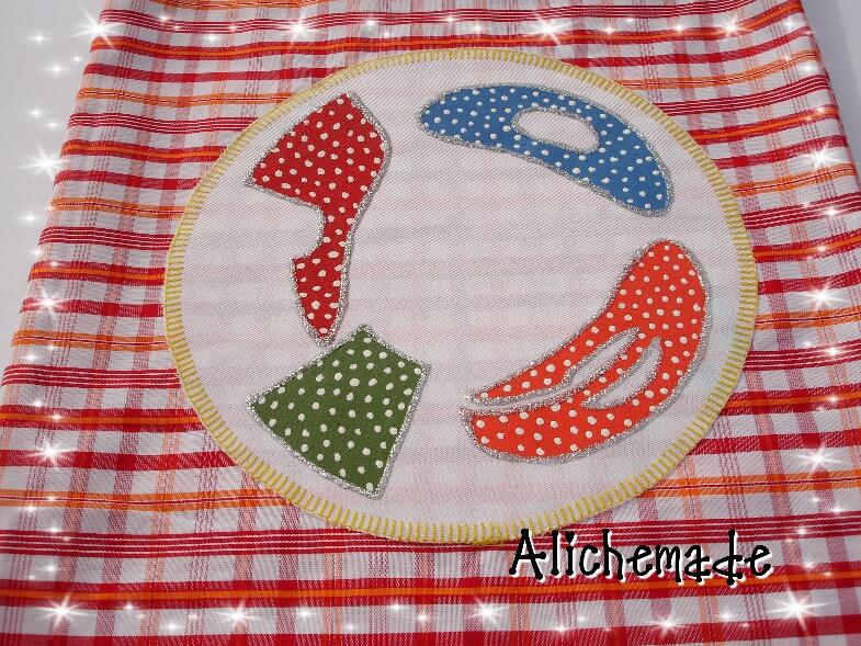 Detalle del nombre pintado a mano y posteriormente aplicado en la bolsita.