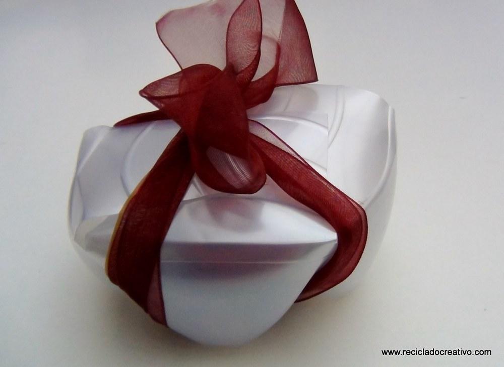 Caja de regalo reciclando la base de una botella de plástico